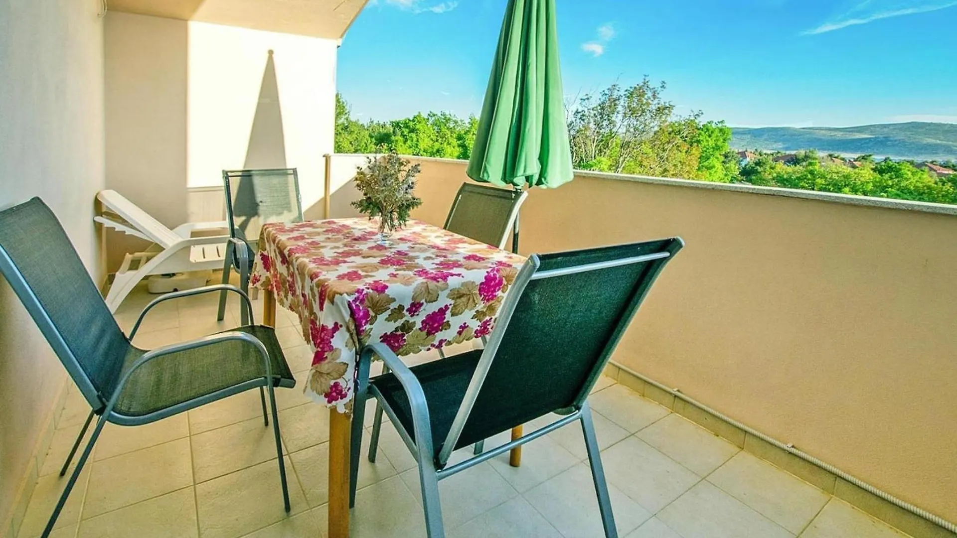 Apartment In Starigrad Paklenica, Quiet In The Green